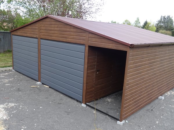 Garaż blaszany drewnopodobny orzech 6×6 dwuspadowy + wiata zabudowana